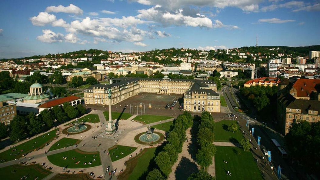 Luftbild des Stuttgarter Schlossplatzes mit Neuen Schloss